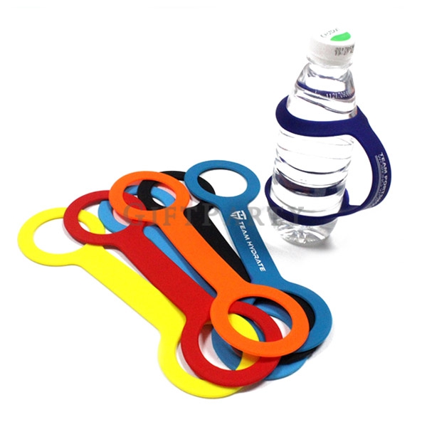 Custom Silicone Water Bottle Carrier Grip Holder,路跑贈品,健走贈品,飲料贈品,礦泉水贈品,酒贈品,禮品,廣告贈品,水瓶矽膠提手套飲料提袋2